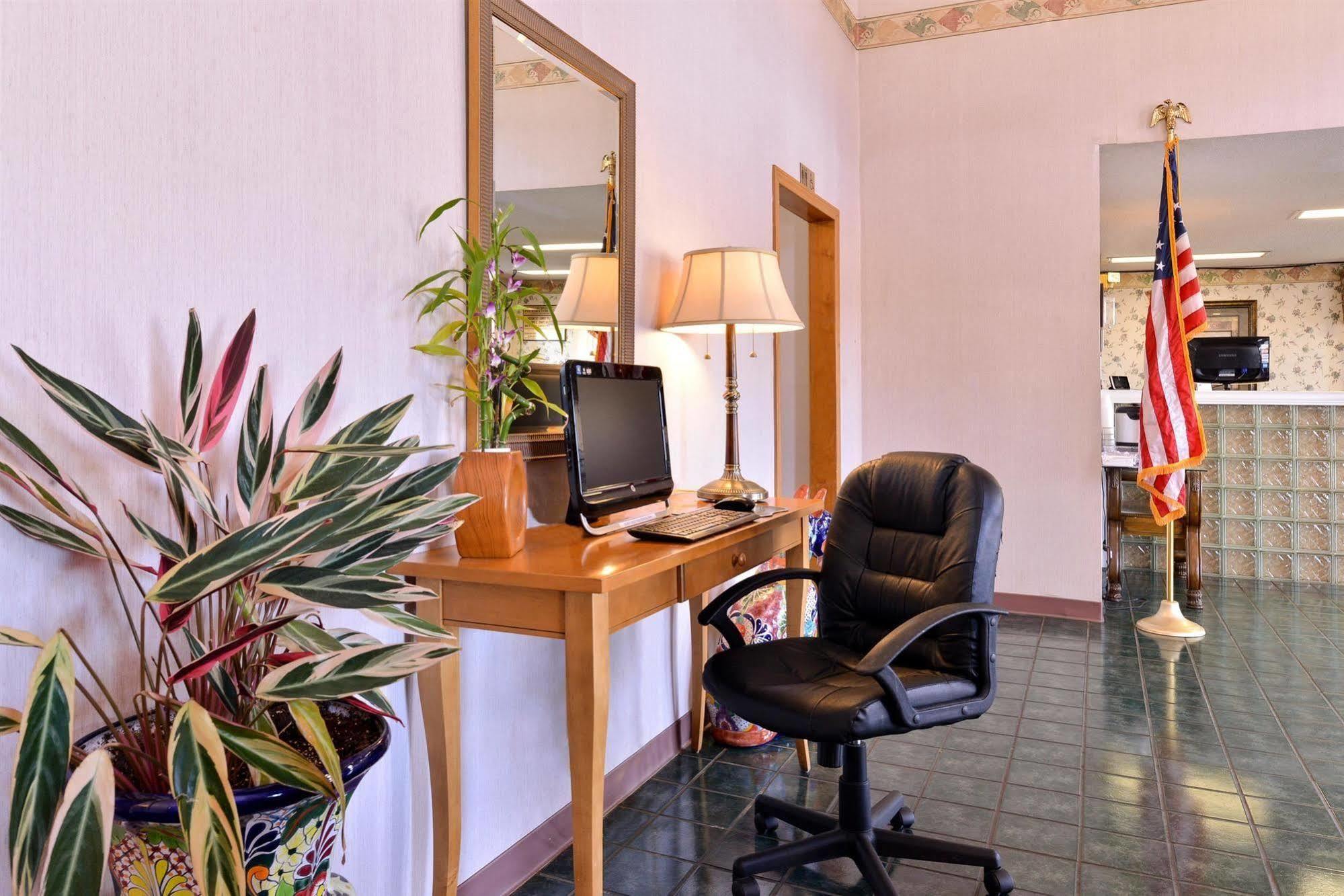 Americas Best Value Inn New Boston Exterior foto